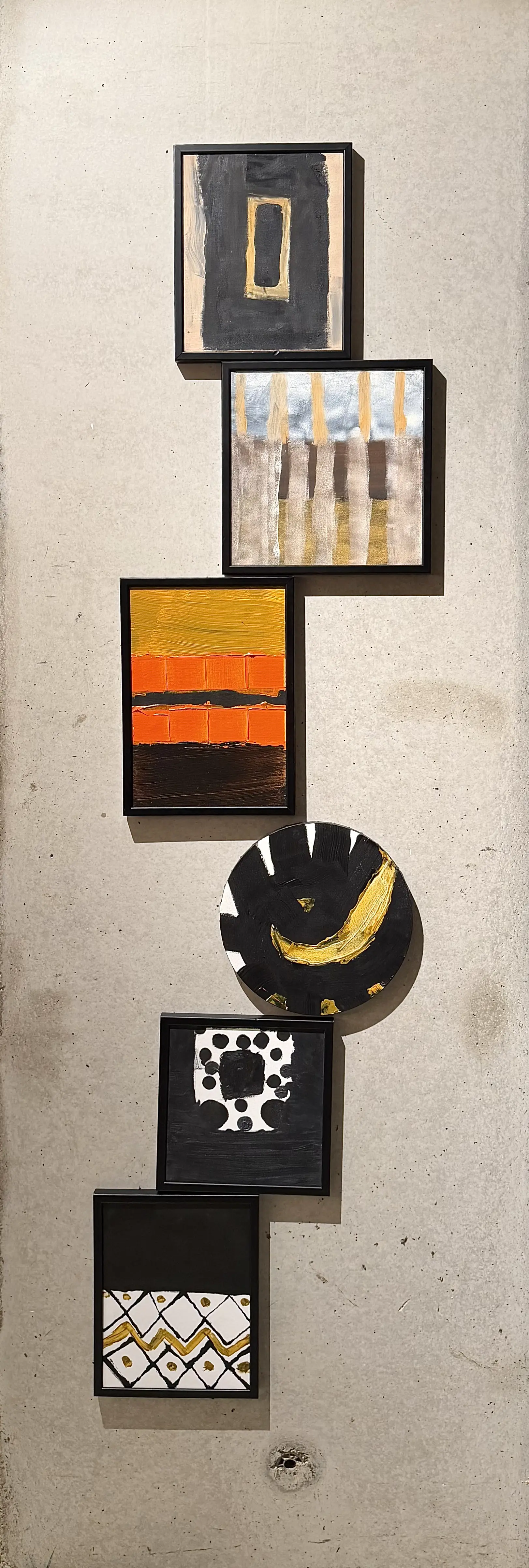 Compoziție de lucrări abstracte încadrate, expuse B·A·D·A Gallery